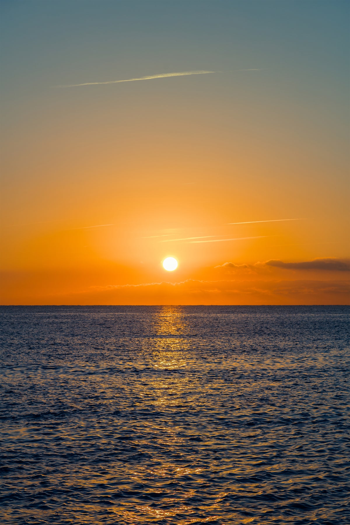 Sol al amanecer sobre el mar de Mataró y un sendero de luz dorada. Fotografía fine art, edición limitada de 5 ejemplares.