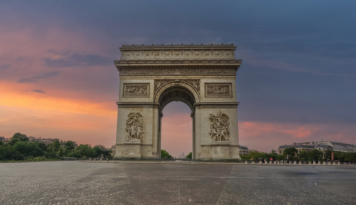 El Arco del Triunfo de París con la calzada vacía y un cielo de crepúsculo. Fotografía fine art, edición limitada de 5 ejemplares.