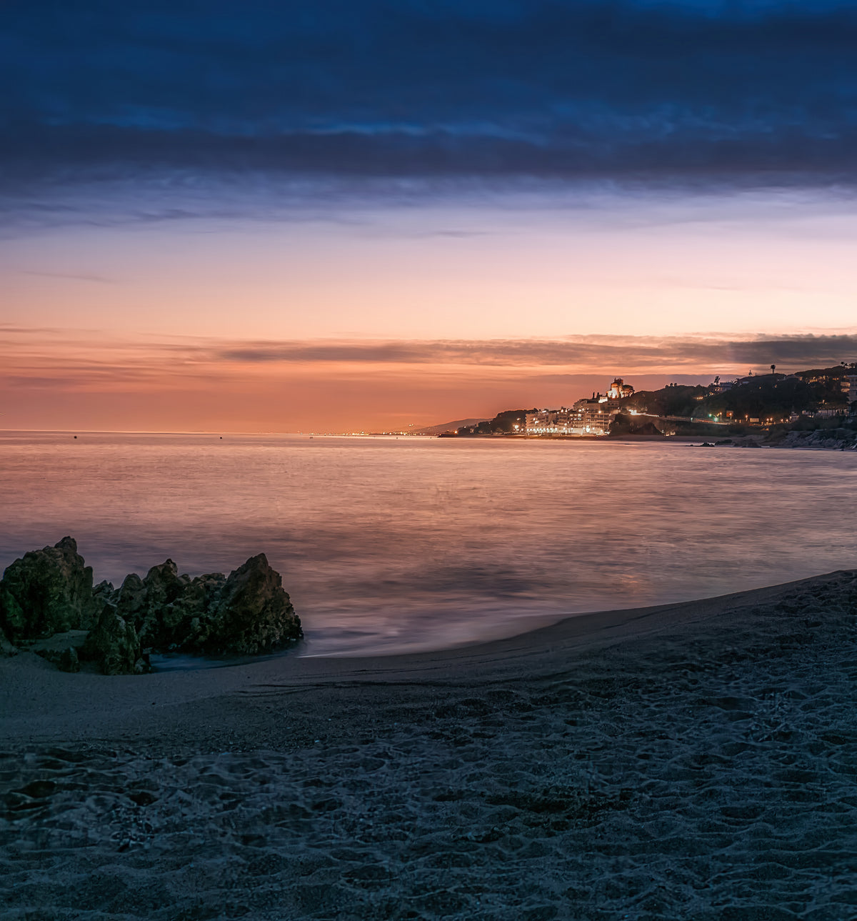 Cala Sant Francés al crepúsculo con el cielo degradado del azul al naranja. Fotografía fine art, edición limitada de 5 ejemplares.