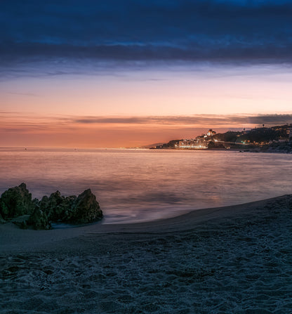 Cala Sant Francés al crepúsculo con el cielo degradado del azul al naranja. Fotografía fine art, edición limitada de 5 ejemplares.