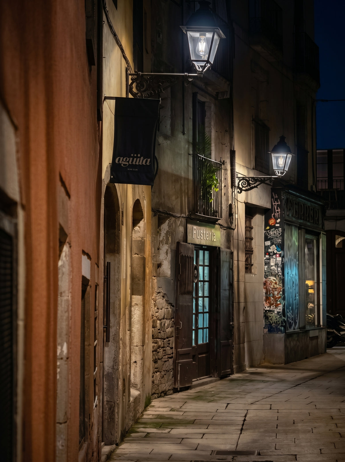 Callejón de Barcelona con dos farolas de forja y una pared terracota. Fotografía fine art, edición limitada de 5 ejemplares.