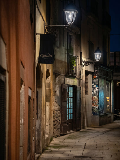 Callejón de Barcelona con dos farolas de forja y una pared terracota. Fotografía fine art, edición limitada de 5 ejemplares.