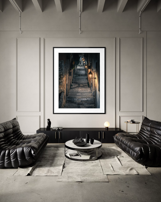 Stone Echoes: The Nocturnal Call of Girona — copia fine art en edición limitada de Marco Zouvek (imagen 3).