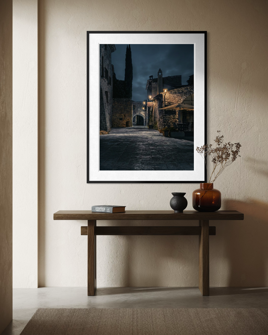 Peratallada at Midnight — copia fine art en edición limitada de Marco Zouvek (imagen 3).