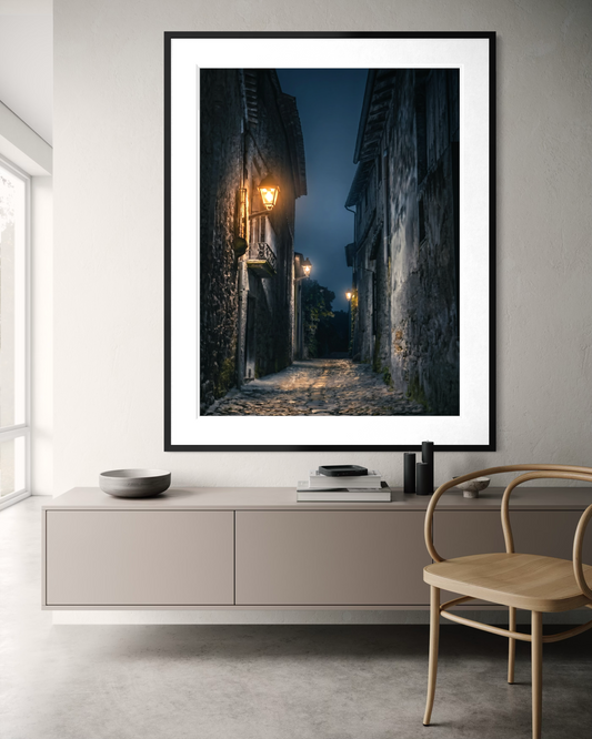 Echoes in Stone: A Peratallada Nocturne — copia fine art en edición limitada de Marco Zouvek (imagen 3).