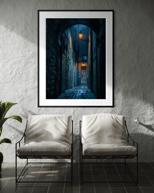 Nocturne in Girona: The Archway of Plaça dels Raïms — copia fine art en edición limitada de Marco Zouvek (imagen 2).