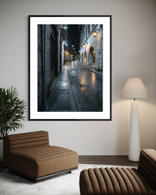 Nocturne in Barri Vell: The Gilded Path — copia fine art en edición limitada de Marco Zouvek (imagen 2).