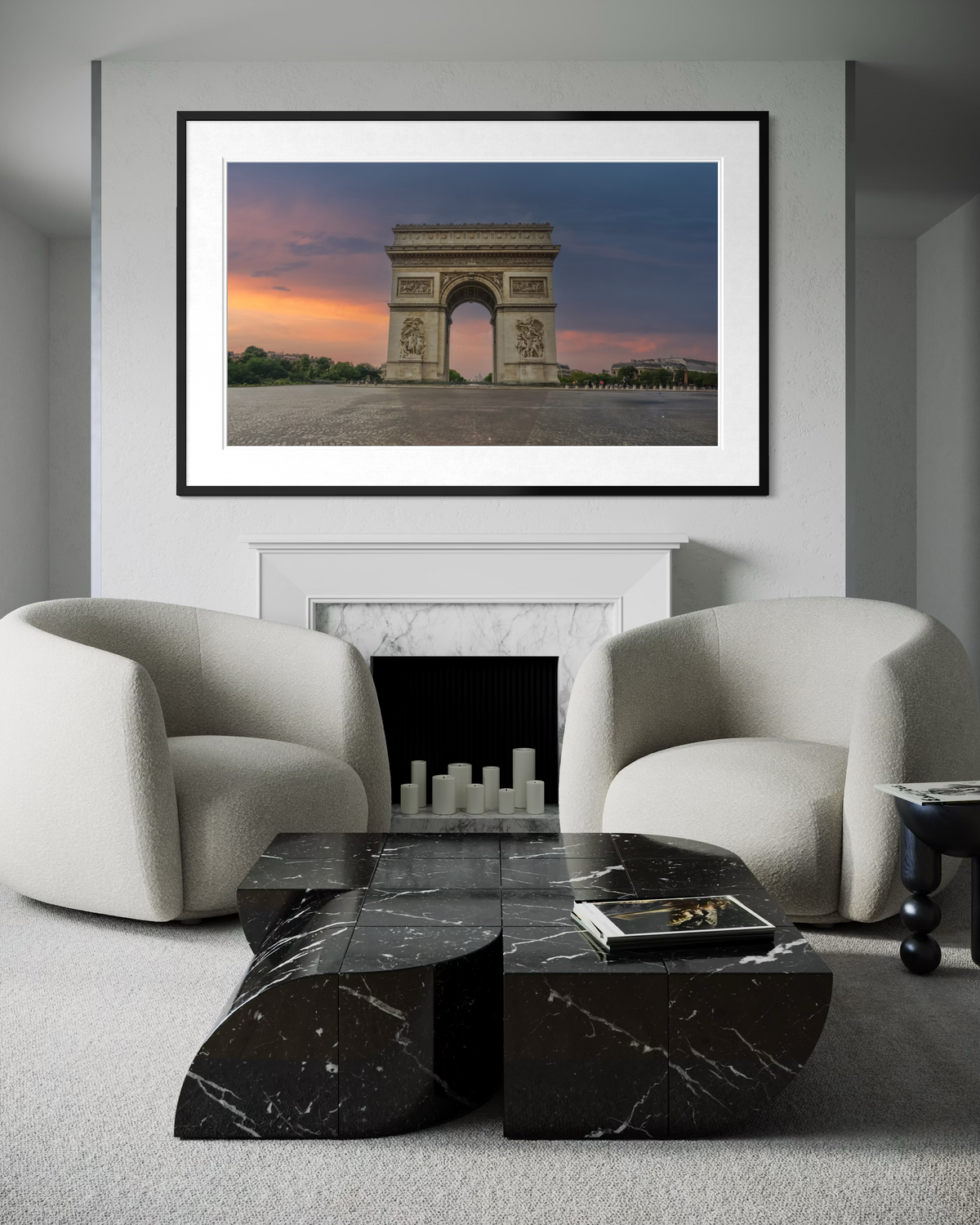 The Arch at Twilight: Paris, impresión fine art enmarcada en un interior