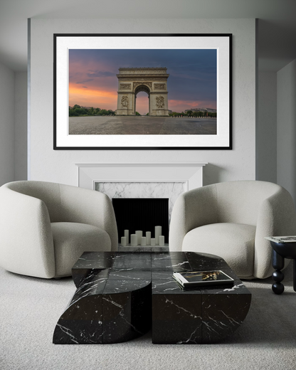 The Arch at Twilight: Paris, impresión fine art enmarcada en un interior