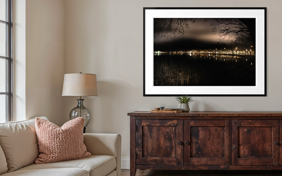 Lakeside Nocturne: Lake Banyoles, impresión fine art enmarcada en un interior