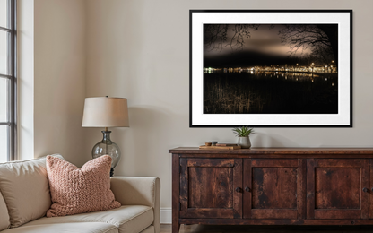 Lakeside Nocturne: Lake Banyoles, impresión fine art enmarcada en un interior