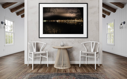 Lakeside Nocturne: Lake Banyoles, vista de ambientación en un interior