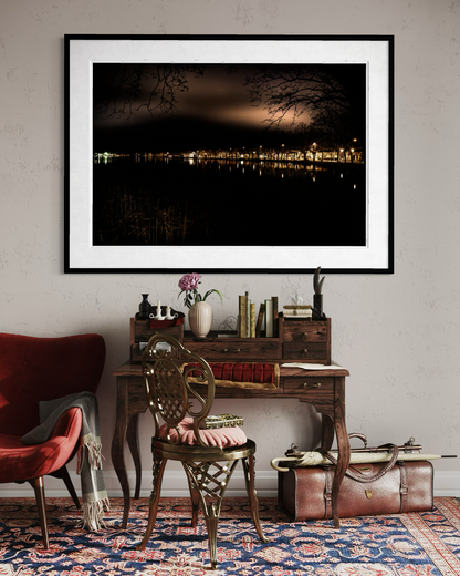 Lakeside Nocturne: Lake Banyoles, otra vista de ambientación en un interior