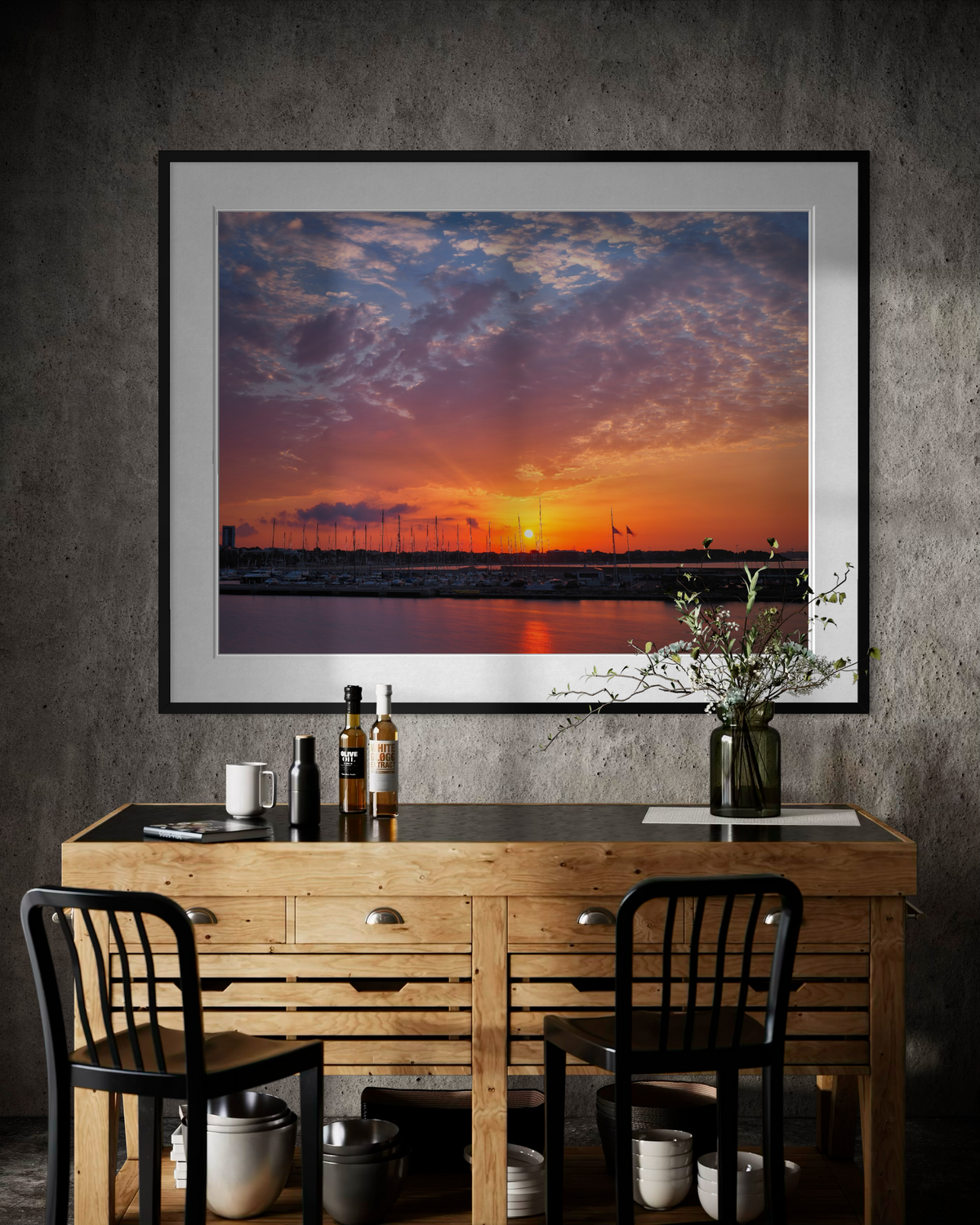Ember Sky: Cambrils, impresión fine art enmarcada en un interior