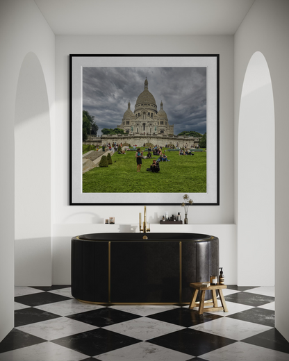 White Dome, Heavy Sky: Sacré-Cœur, Paris, impresión fine art enmarcada en un interior