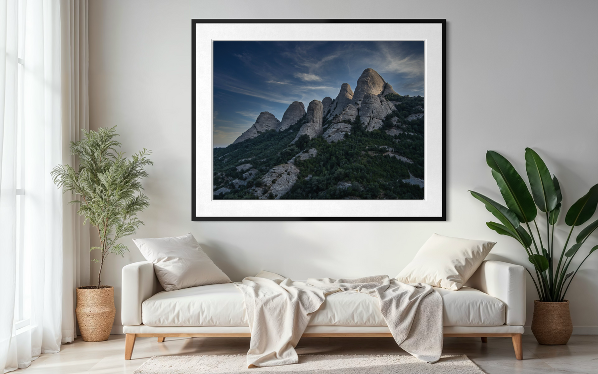Serrated Skyline: Montserrat, impresión fine art enmarcada sobre un sofá