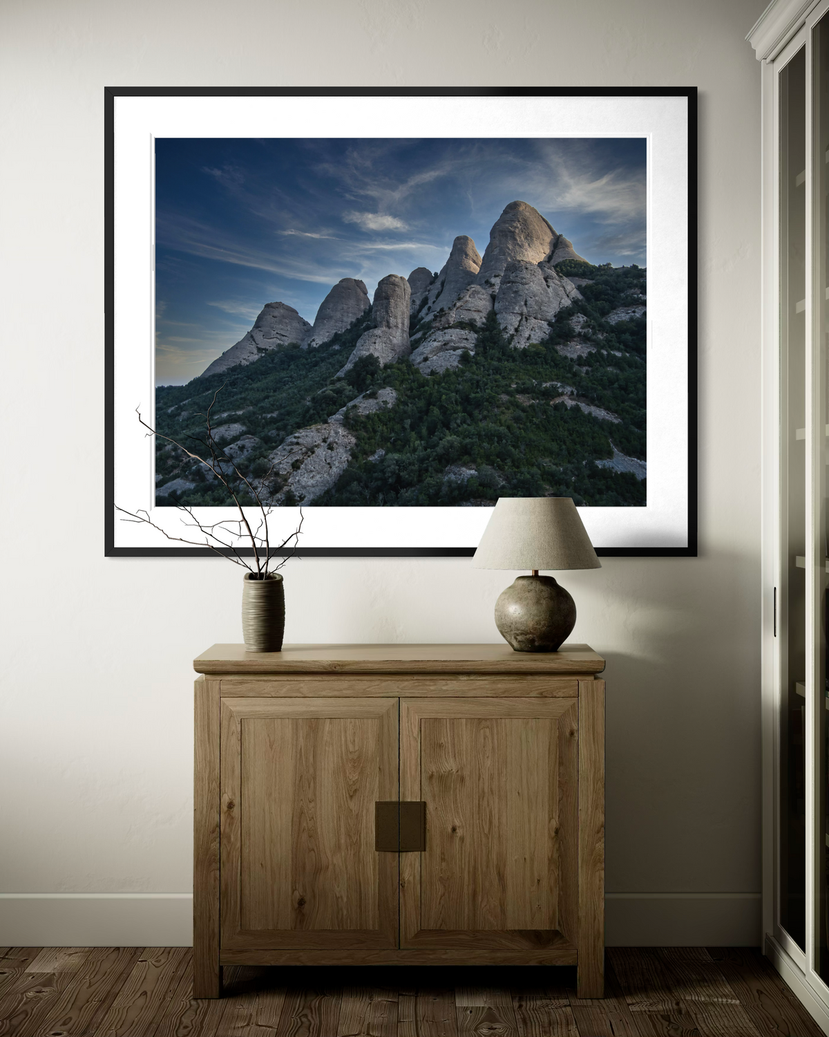 Serrated Skyline: Montserrat, impresión fine art enmarcada en un salón