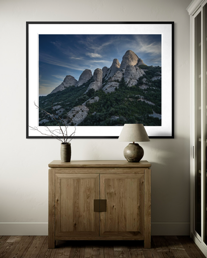 Serrated Skyline: Montserrat, impresión fine art enmarcada en un salón