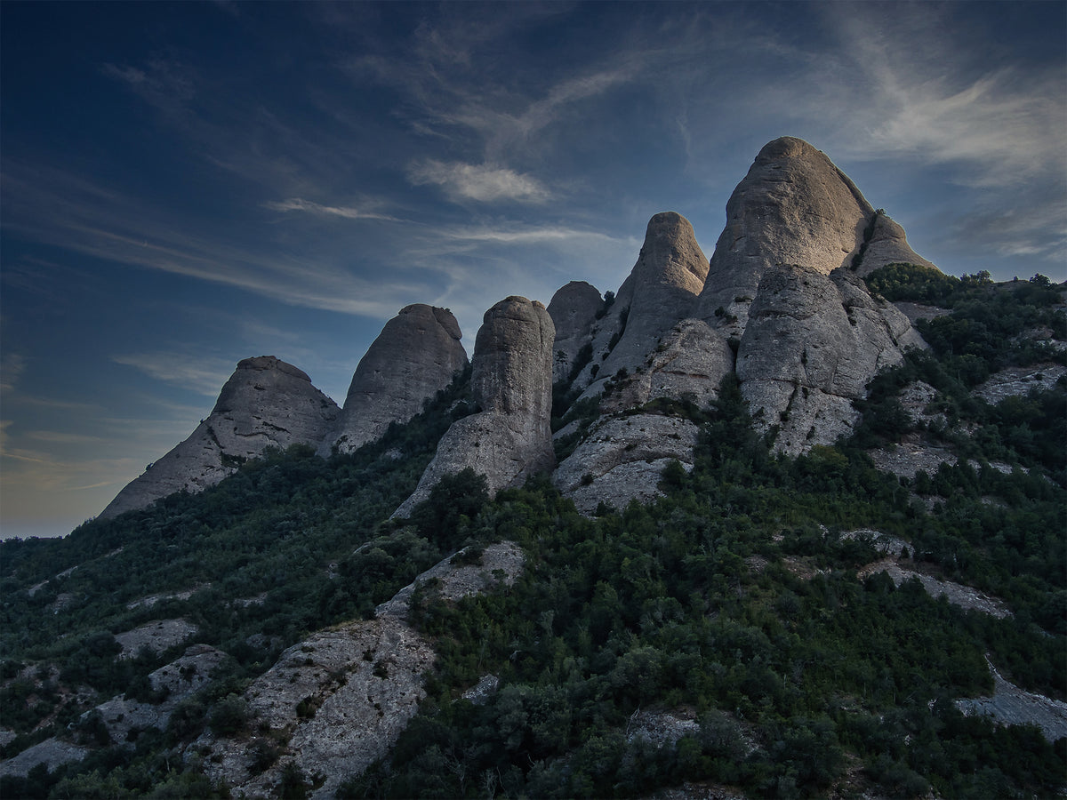 Agujas de conglomerado de Montserrat bajo un cielo de nubes en movimiento. Fotografía fine art, edición limitada de 5 ejemplares.