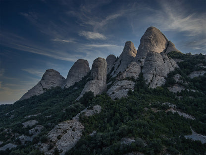 Agujas de conglomerado de Montserrat bajo un cielo de nubes en movimiento. Fotografía fine art, edición limitada de 5 ejemplares.