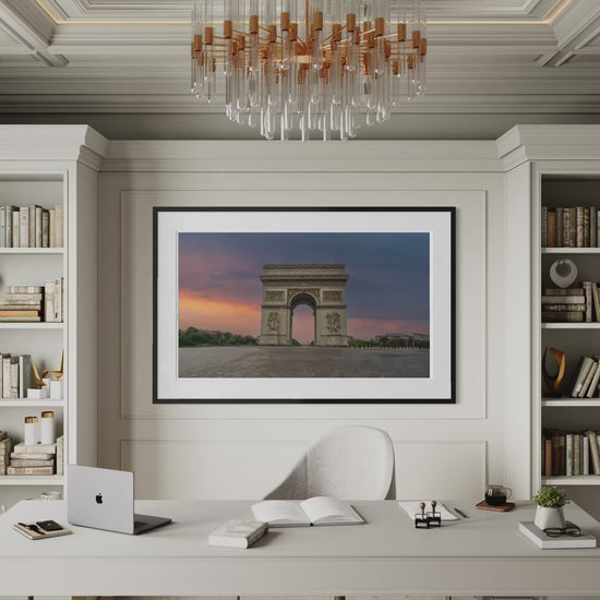 The Arch at Twilight: Paris, vídeo de la impresión enmarcada en un interior