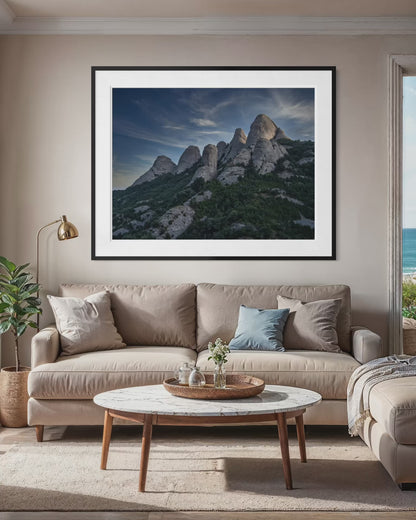 Serrated Skyline: Montserrat, vídeo de la impresión enmarcada en un interior