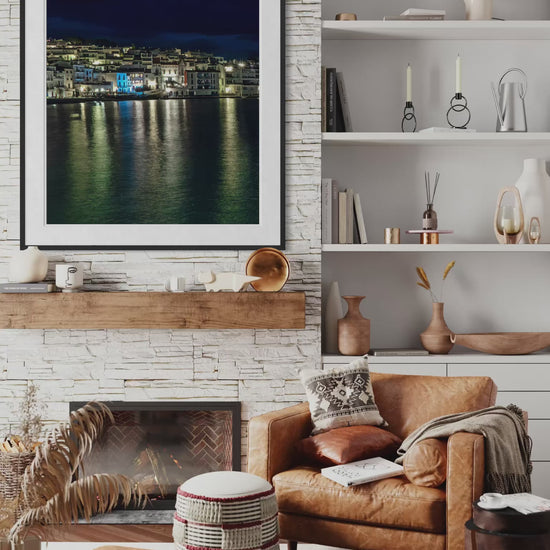 Emerald Reflections: Cadaqués, vídeo de la impresión enmarcada en un interior